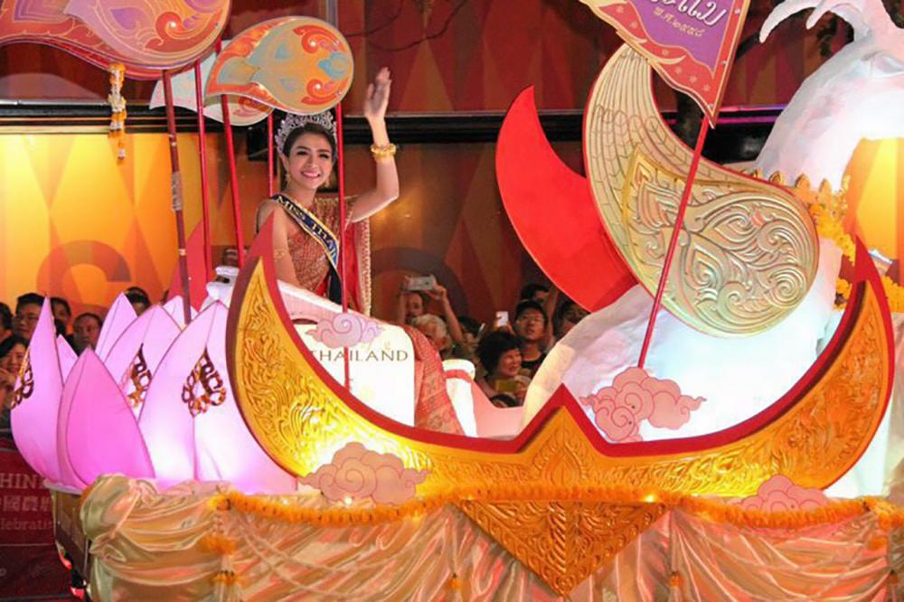 สวยงาม - อี้–วิลาสินี จันทร์วุฒิวงศ์ นางสาวไทย ปี 2557 นั่งบนรถ แห่สงกรานต์ โปรโมตเที่ยววิถีไทย ในขบวนพาเหรดงาน “Twilight Parade” โบกมือให้นักท่องเที่ยวบนถนนใจกลางนครซิดนีย์ คนปรบมือต้อนรับเกรียวกราว.