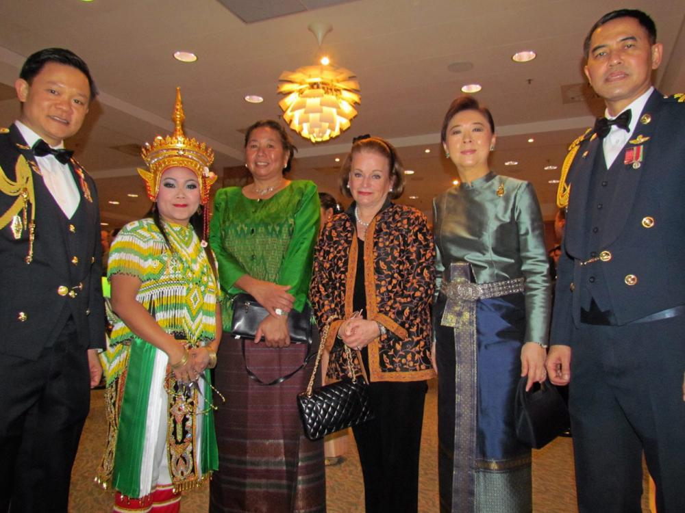 วันกองทัพไทย - นงนุช เพชรรัตน์ ออท. ณ กรุงเบอร์ลิน เยอรมนี พร้อม ด้วย คุณหญิงบาร์บารา ริปเพอร์ กงสุลกิตติมศักดิ์ ณ นครมิวนิค, น.อ.พงสวัสดิ์ จันทรศาสน และ พ.อ.นฤนาถ นิยมไทย ร่วมงานวันกองทัพไทย ที่เบอร์ลิน.