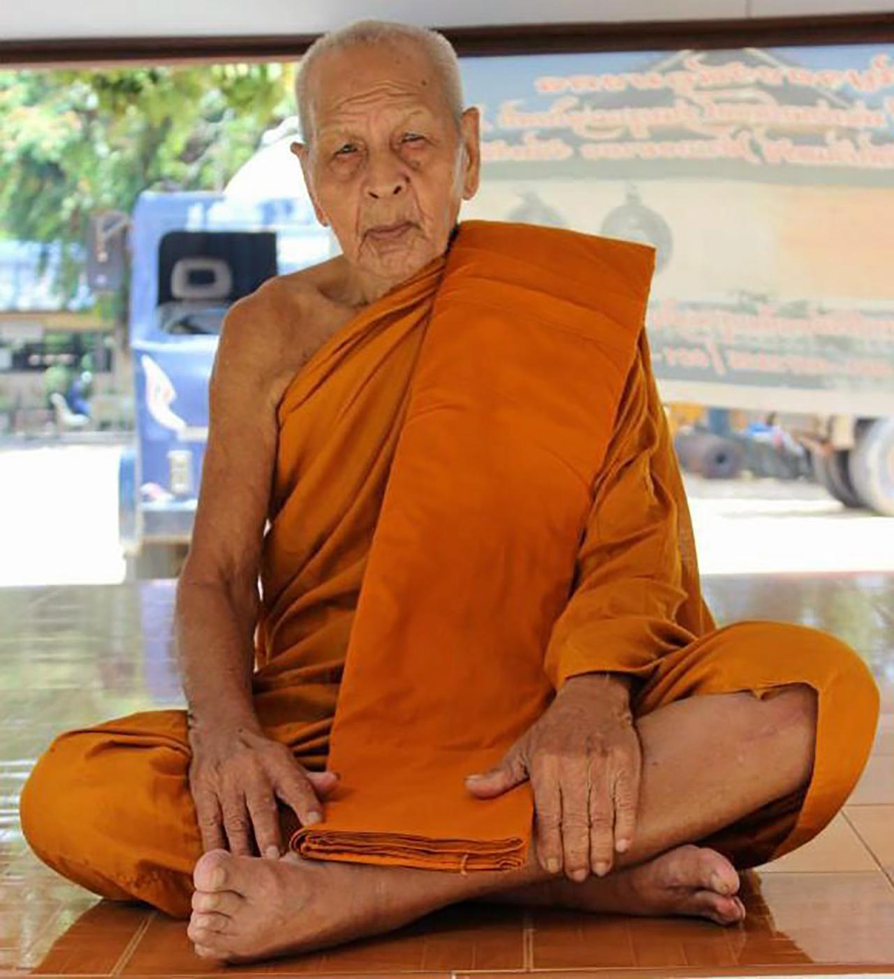 พ่อแก่เจ้าแสง เจ้าอาวาสวัดบ้านตรัง.