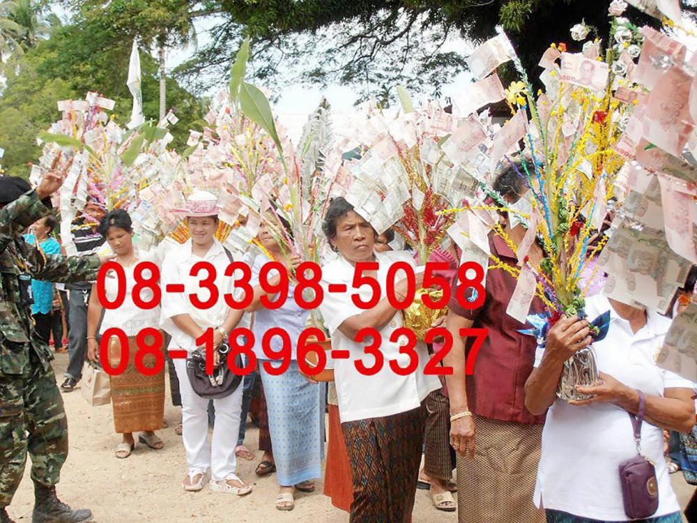 ชาวบ้านเลื่อมใสร่วมพิธีกรรมทางศาสนา.