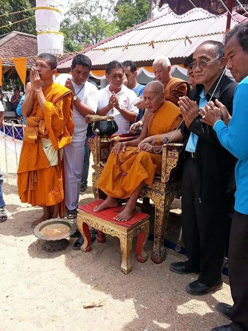 พ่อแก่เจ้าแสงกับศิษยานุศิษย์วันเททอง.
