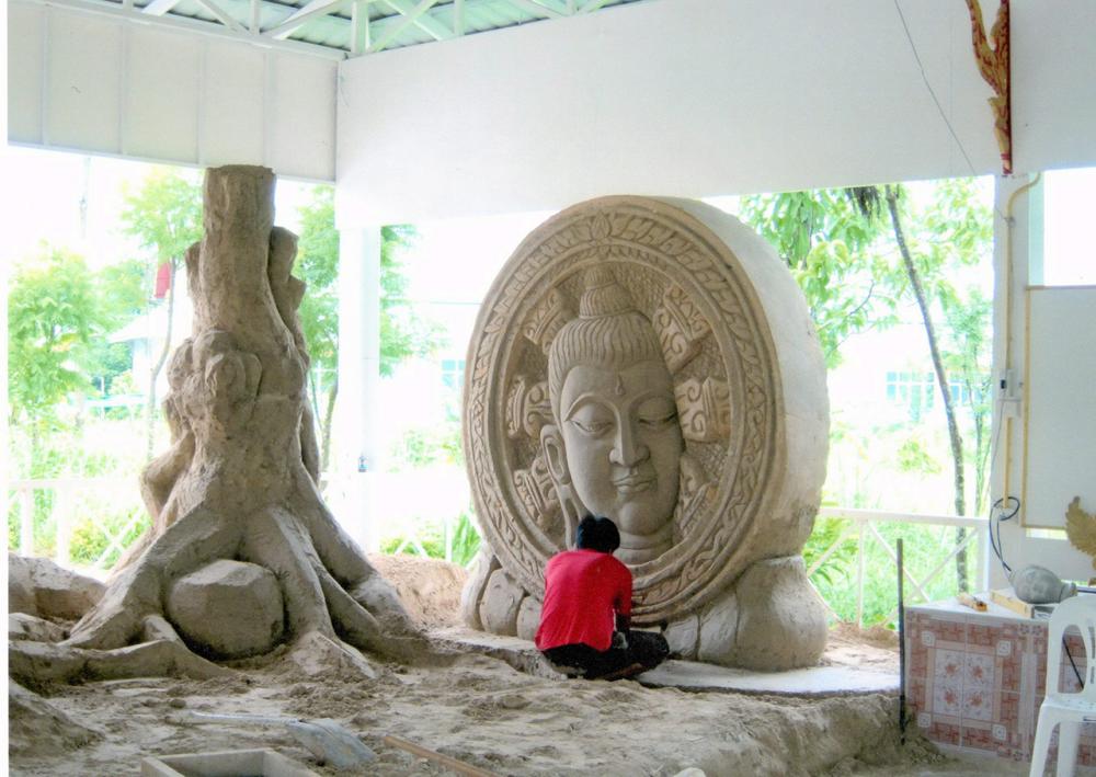 ประติมากรรมทราย ฝีมือช่างพื้นบ้าน.
