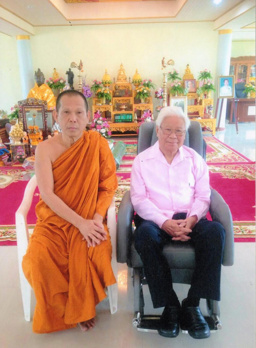พระเทพประสิทธิมนต์ เจ้าอาวาสวัดศรีสุดารามวรวิหารกับผู้เขียน.