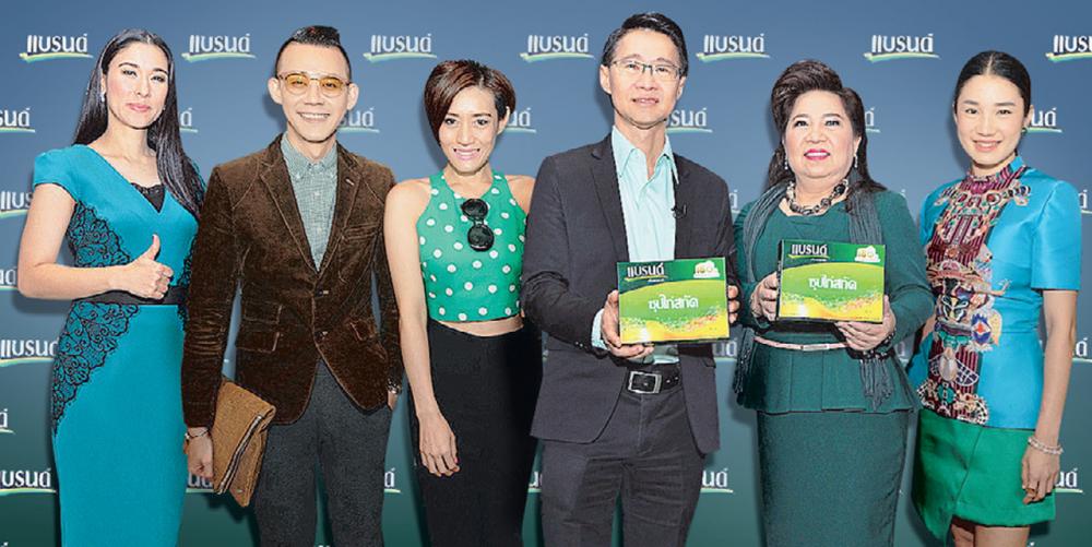 ตุลย์ วงศ์ศุภสวัสดิ์ และ ดร.ลักขณา ลีละยุทธโยธิน ต้อนรับ เซเลบคนดัง วนิษา เรซ, วราวุธ เลาหพงศ์ชนะ, กัญญารัตน์ พลาดิศัย และ กรกนก ยงสกุล.