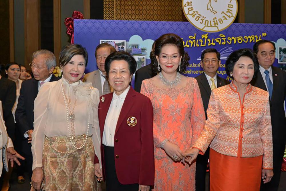 คุณหญิงศศิมา ศรีวิกรม์, คุณหญิงวรรณา สิริวัฒนภักดี, คุณหญิงปัทมา ลีสวัสดิ์ตระกูล และ รพีพรรณ ทัพพะรังสี ร่วมบริจาคเงินสร้างอาคารเรียนให้กับเด็กๆในถิ่นกันดาร.