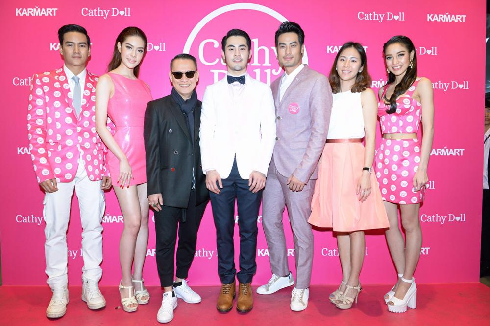 เลิกกลัวแดด พงศ์วิวัฒน์ ทีฆคีรีกุล และ ชลธิดา ทีฆคีรีกุล เปิดตัว “เคที่ดอลล์ ครีมกันแดดละอองน้ำ” ผลิตภัณฑ์ครีมกันแดดจาก คาร์มาร์ท พร้อมแนะนำพรีเซ็นเตอร์ บอย–ปกรณ์ ฉัตรบริรักษ์ โดยมี กาญจน์เกล้า ด้วยเศียรเกล้า มาร่วมงานด้วย ที่สยามเซ็นเตอร์ วันก่อน.