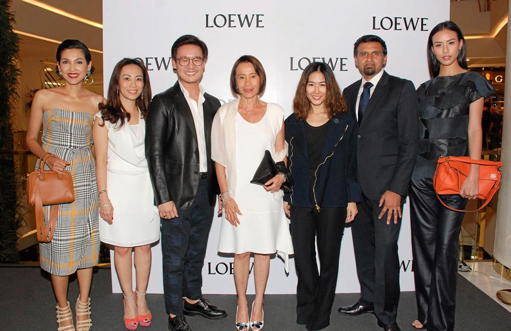 มีคลาส ศุภลักษณ์ อัมพุช, สุวดี พึ่งบุญพระ และ ดีพัค ชาร์มา เปิดร้าน “Loewe” พร้อมแนะนำกระเป๋าเครื่องหนังคอลเลกชั่นแบบฟูล-ไลน์ จาก โลเอเว่ โดยมี โอฬาร ปุ้ยพันธวงศ์, สุธาวดี ศิริธนชัย, บุษกร วงศ์พัวพันธ์ และ พิชญ์สินี ตันวิบูลย์ มาร่วมงานด้วย ที่ดิ เอ็มโพเรี่ยม วันก่อน.