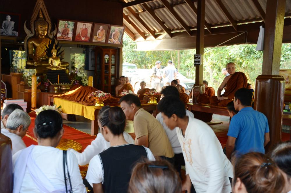ร่วมสรงน้ำศพ