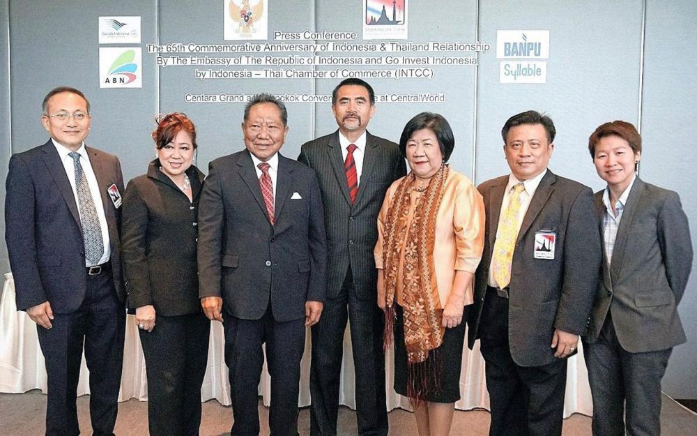 โปรดทราบ - ลุตฟี ราอุฟ ทูตอินโดนีเซีย, ประจวบ ไชยสาส์น และ ซาราสวาตี ซันโตโซ แถลงข่าว กิจกรรม การเฉลิมฉลอง 65 ปี ความสัมพันธ์อินโดนีเซีย–ไทย พร้อมแนะนำผู้บริหารหอการค้า โดยมี ดร.สุกิต เอื้อมหเจริญ มาร่วมแถลงด้วย ที่โรงแรมเซ็นทารา แกรนด์ เซ็นทรัลเวิลด์ วันก่อน.