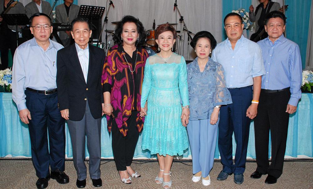 81วัยชื่นมื่น - พล.ต.อ.สมยศ พุ่มพันธุ์ม่วง, พล.ต.ท.ประวุฒิ ถาวรศิริ, คุณหญิงพจมาน ดามาพงศ์, ศ.นพ.วินิต พัวประดิษฐ์ และ ไพโรจน์–ท่านผู้หญิงอรสา ล่ำซำ มาร่วมอวยพรในงานฉลองวันเกิดครบ 81 ปีของ ท่านผู้หญิงวิระยา ชวกุล ที่โรงแรมเอส ซี ปาร์ค วันก่อน.