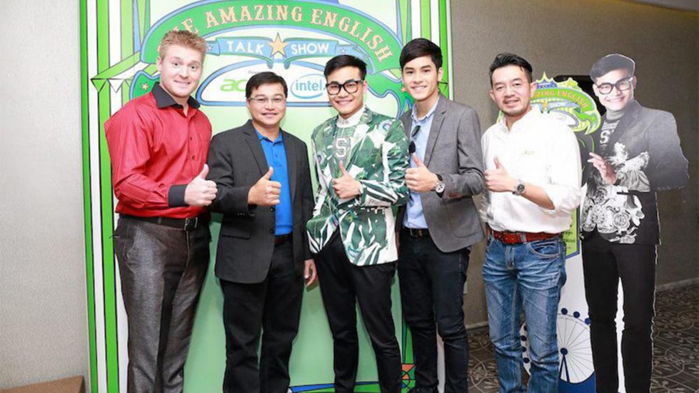ทอล์คโชว์ ลูกกอล์ฟ-คณาธิป สุนทรรักษ์ นักแสดง และครูสอนภาษาอังกฤษแห่งสถาบัน ANGKRIZ แถลงข่าว งาน “ดิ อะเม-ซิ่ง อิงลิช ทอล์คโชว์ พาวเวิร์ด บาย เอเซอร์ แอนด์ อินเทล” โดยมี เก้า-จิรายุ ละอองมณี, อดัม แบรดชอว์ ร่วมงาน ณ ห้อง ไอวอรี่ เล้านจ์ ชั้น 1 รร.หัวช้าง เฮอริเทจ เมื่อวันก่อน.