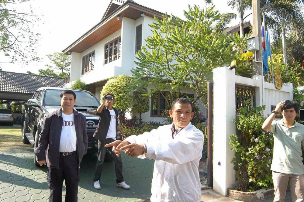 คุมตัวผู้ต้องหามาทำแผนประกอบคำสารภาพที่บ้านนายสุพจน์