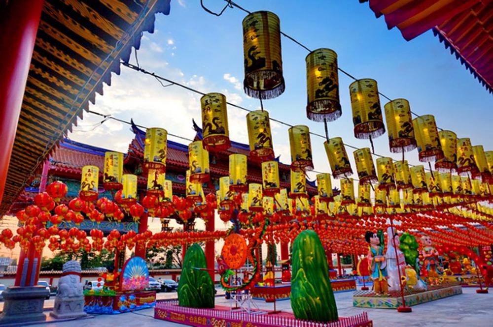 โคมไฟสว่างสดใส สวยงามยามค่ำคืน
