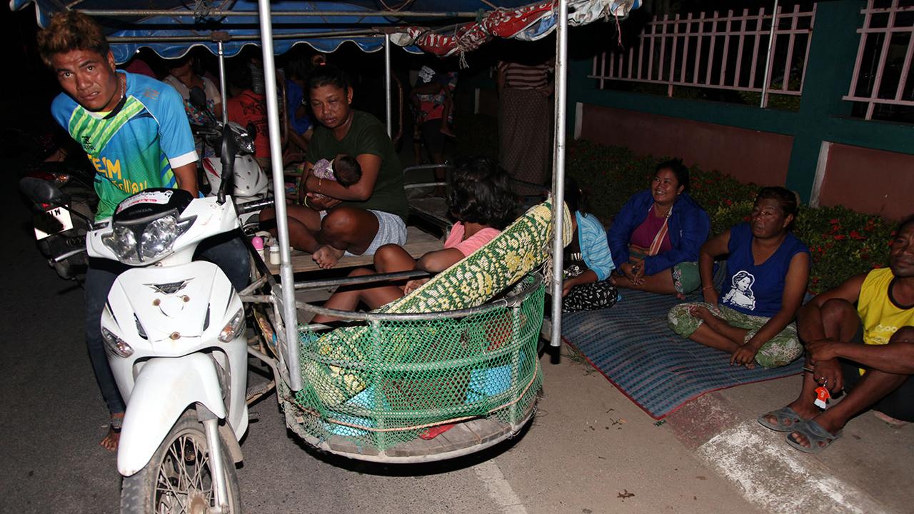 ชาวบ้านที่ ต.รัษฎา เมืองภูเก็ต อพยพออกมาอยู่นอกบ้าน หลังแผ่นดินไหว