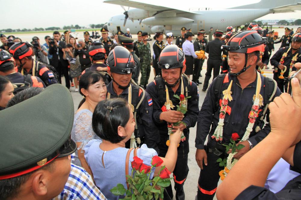 ครอบครัวมารอต้อนรับการกลับบ้าน