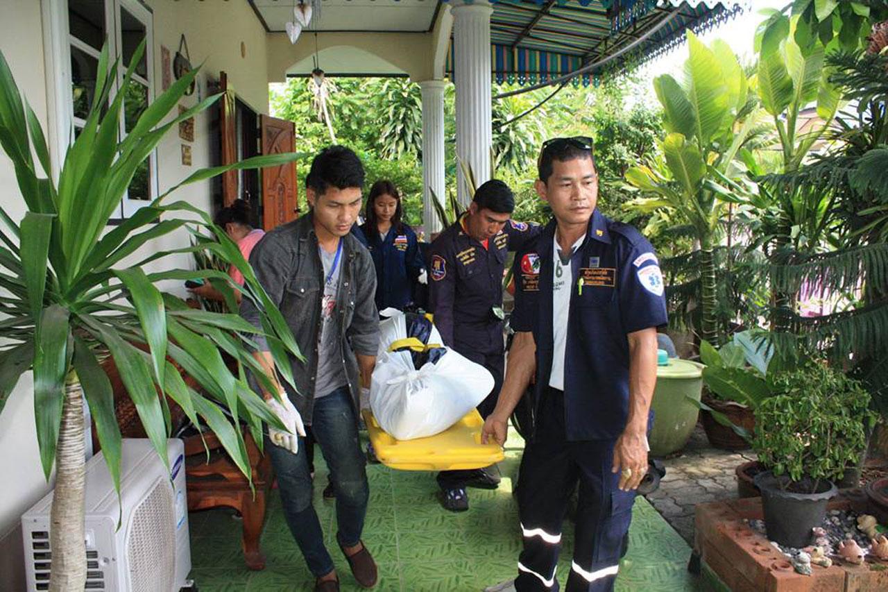 เจ้าหน้าที่นำศพส่งชันสูตร หาสาเหตุการเสียชีวิต