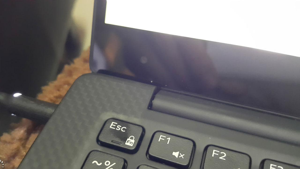 กล้องเว็บแคมของ Dell XPS 13 (2015) มาอยู่ตรงมุมด้านล่างของหน้าจอแทน
