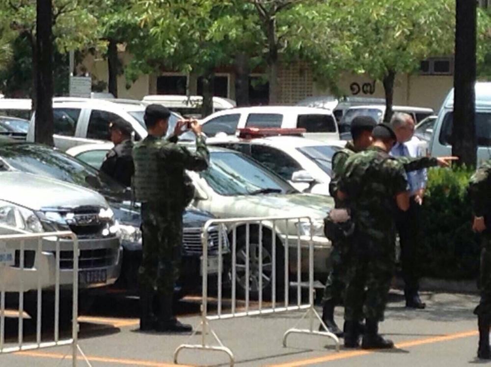 ทหารอาศัย ม.44 คุมตัวเจ้าหน้าที่อิสราเอล ขณะสาธิตการใช้เครื่องดักฟัง ที่สันติบาล