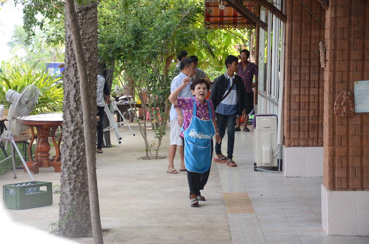 เจ้าของร้านอาหารที่ยังไม่ยินยอม กำลังต่อว่า จนท. ที่กำลังรื้อถอน