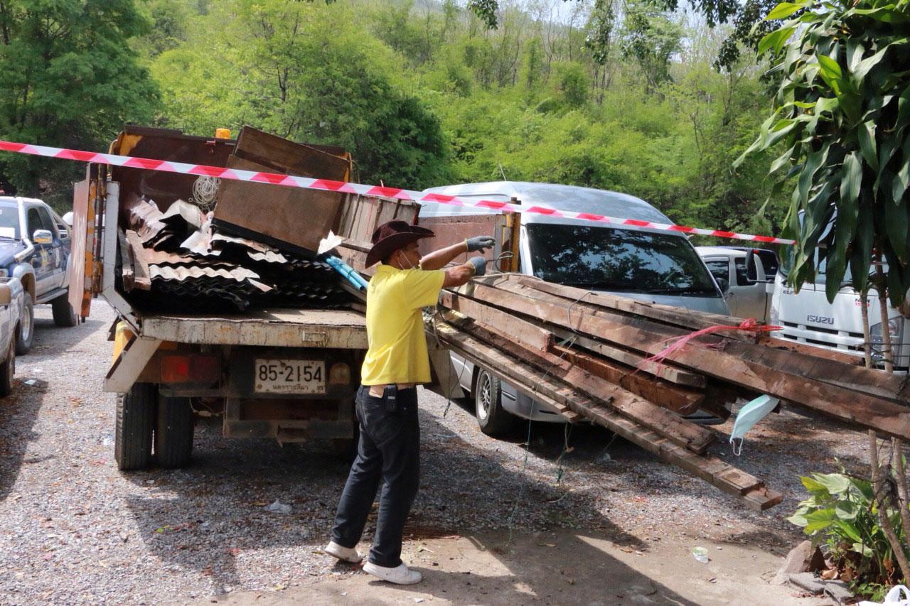 กำลังเตรียมขนย้ายไม้ที่รื้อจากร้านค้า ลำตะคอง มอปลาย่าง
