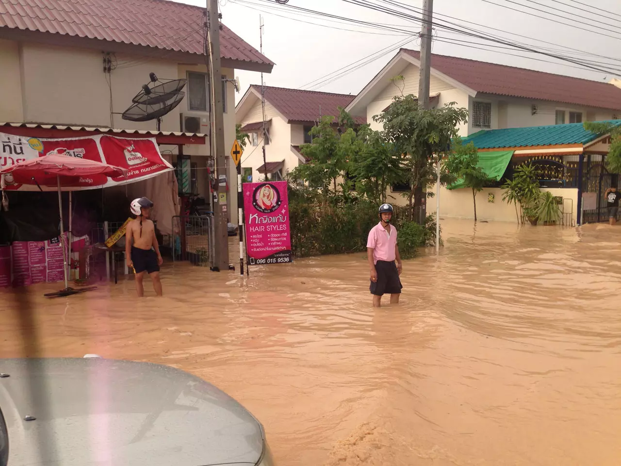 ฝนถล่มพัทยา กำแพงดินพังทับบ้านเอื้อฯ-รถ-จยย.เสียหายยับ