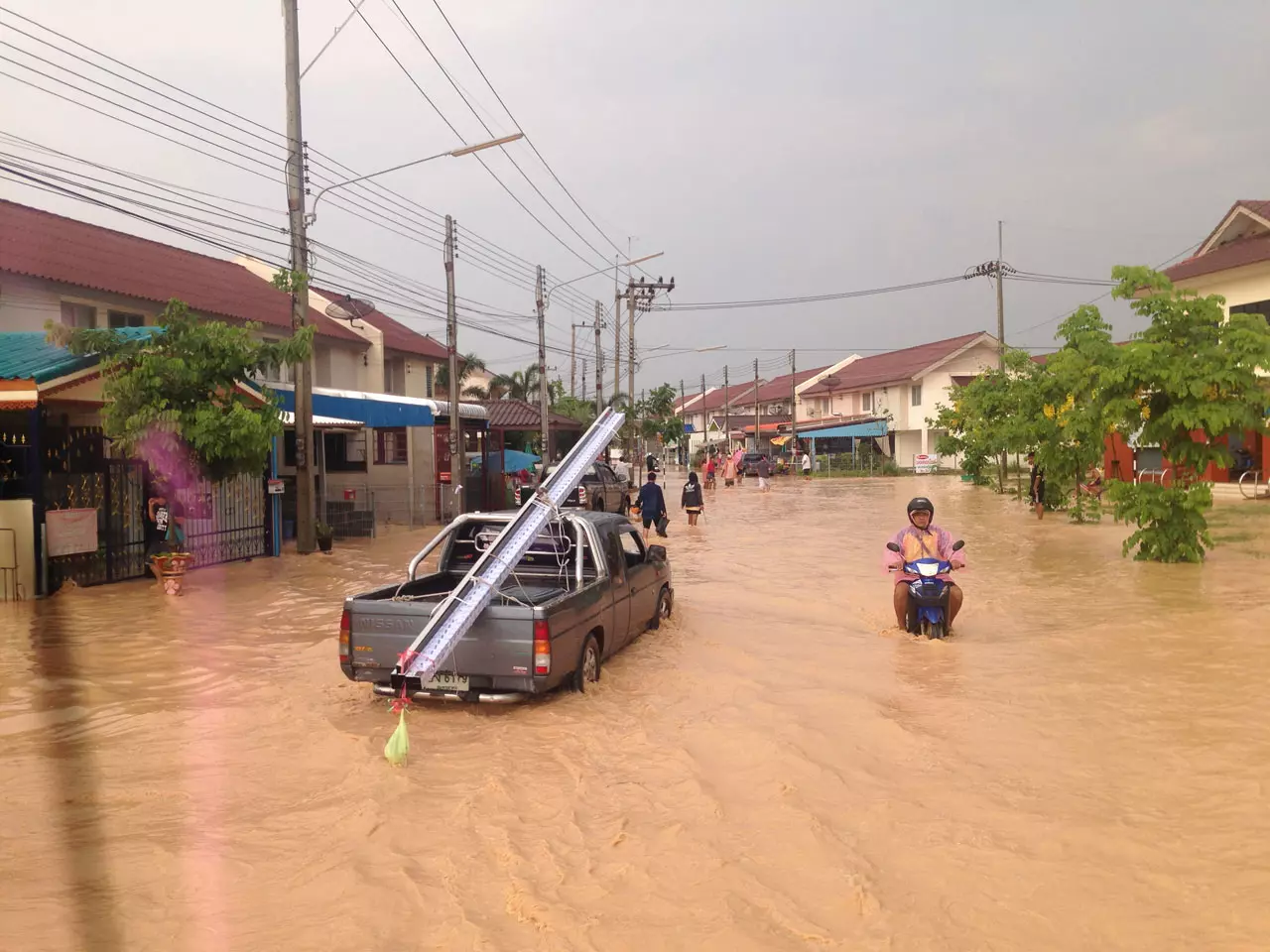 ฝนถล่มพัทยา กำแพงดินพังทับบ้านเอื้อฯ-รถ-จยย.เสียหายยับ