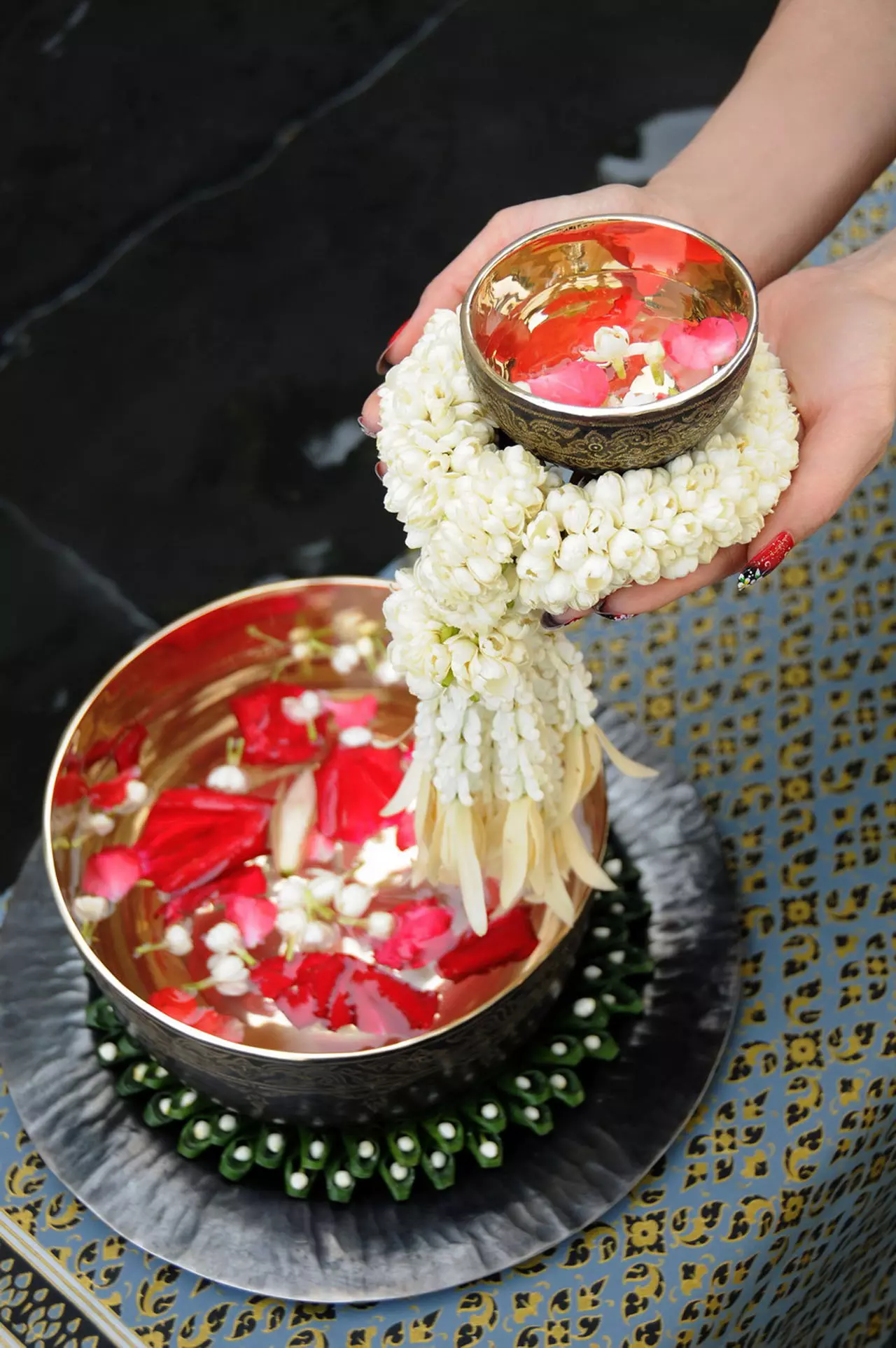 รู้แล้วปฏิบัติ! 5 ข้อน่ารู้ รดน้ำดำหัวผู้ใหญ่ให้ถูกกาลเทศะ!