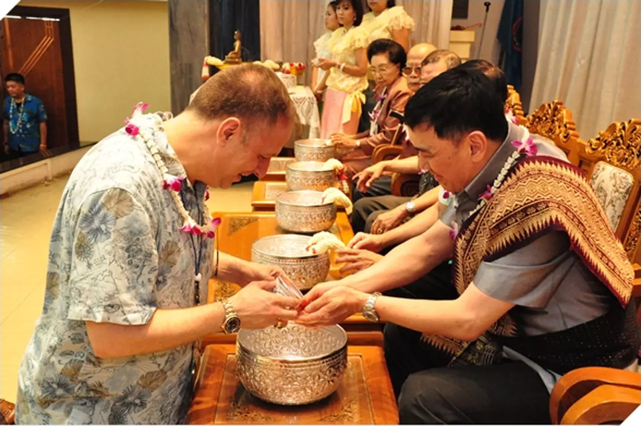 รู้แล้วปฏิบัติ! 5 ข้อน่ารู้ รดน้ำดำหัวผู้ใหญ่ให้ถูกกาลเทศะ!