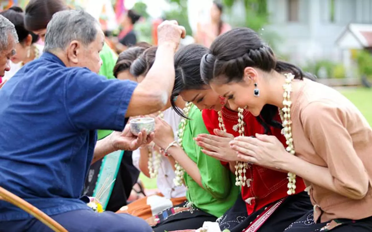 รู้แล้วปฏิบัติ! 5 ข้อน่ารู้ รดน้ำดำหัวผู้ใหญ่ให้ถูกกาลเทศะ!