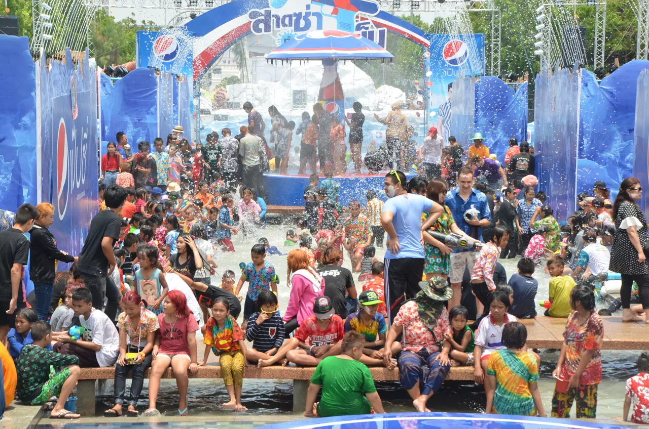 โคราชเนรมิตอุโมงค์น้ำ เล่นสงกรานต์ 'สาดซ่า ท้า ความเย็น' 