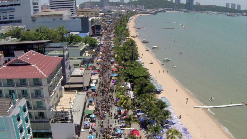 ถนนเลียบชายหาดมีการเล่นน้ำคึกคักมาก