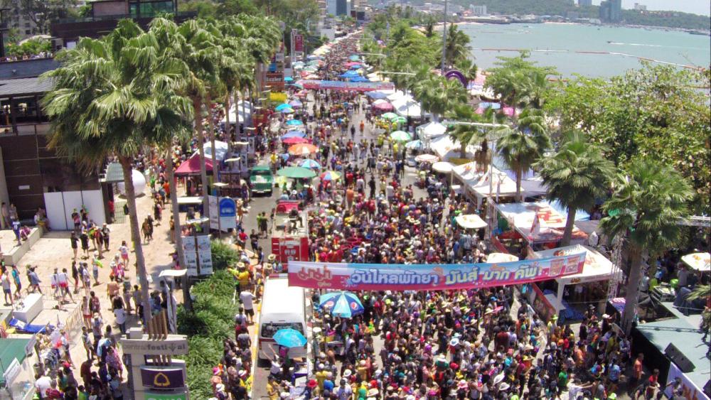 ถนนเลียบหาดมีแต่คนออกมาเล่นน้ำ