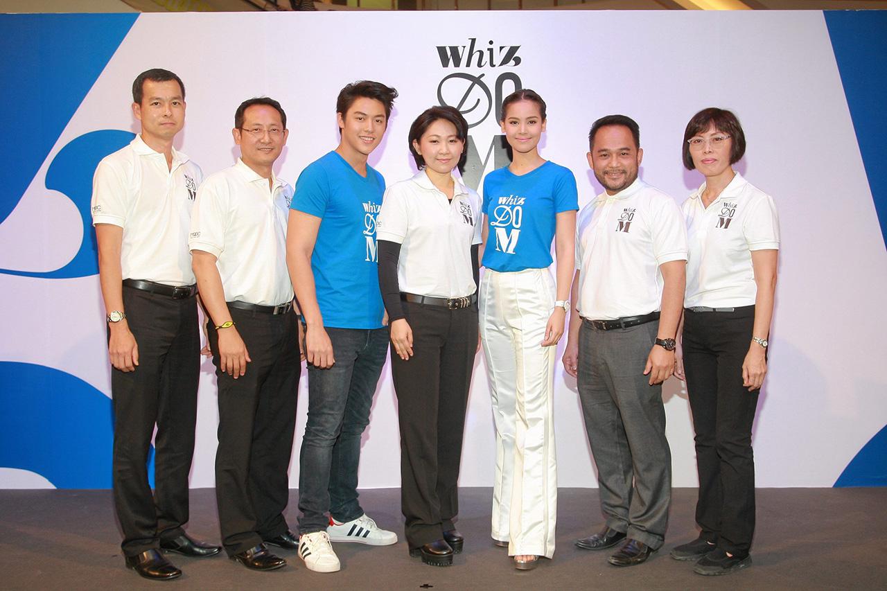 เจาะกลุ่ม ทิพพาภรณ์ เจียรวนนท์ อริยวรารมย์ เปิดตัว หมาก–ปริญ สุภารัตน์ และ ญาญ่า–อุรัสยา เสปอร์บันด์ แบรนด์แอมบาสเดอร์ของ วิสซ์ดอม โครงการคอนโดมิเนียมคุณภาพเพื่อคนรุ่นใหม่ โดยมี วิสิษฐ์ มาลัยศิริรัตน์ และ ถนอมศักดิ์ แก้วเขียว มาร่วมงานด้วย ที่สยามพารากอน วันก่อน.