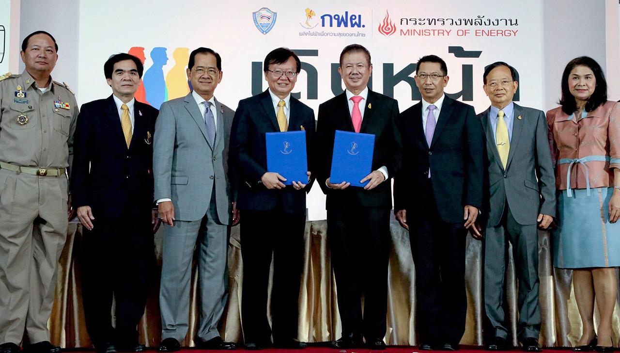 รู้จักการใช้ ดร.ณรงค์ชัย อัครเศรณี รมว.พลังงาน เป็นประธานในพิธีลงนามความร่วมมือโครงการส่งเสริมการประหยัดพลังงานระหว่าง สุนชัย คำนูณเศรษฐ์ ผู้ว่าการ กฟผ. กับ สนั่น อังอุบลกุล ในนามหอการค้าไทย โดยมี อารีพงศ์ ภู่ชอุ่ม มาร่วมในพิธีด้วย ที่โรงแรมรามาการ์เด้นส์ วันก่อน.