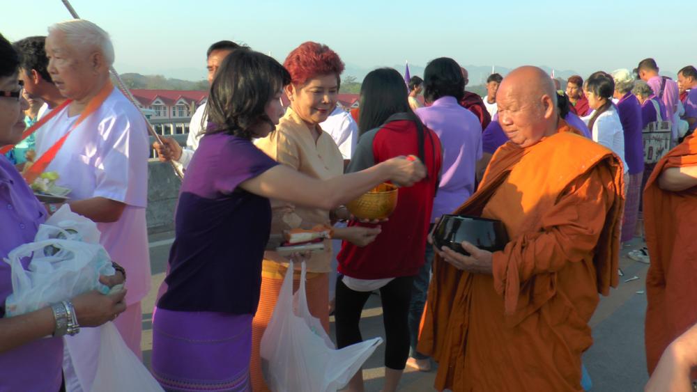 ชาวพุทธศาสนิกชนทั้งสองประเทศมาร่วมพิธีจำนวนมาก