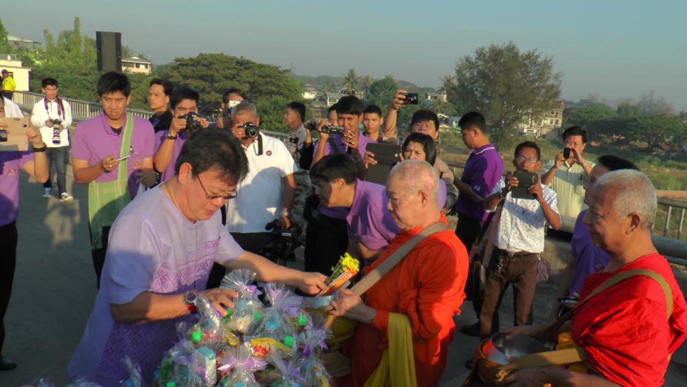 ไทย-เมียนมาร์ ร่วมตักบาตร 2 แผ่นดิน