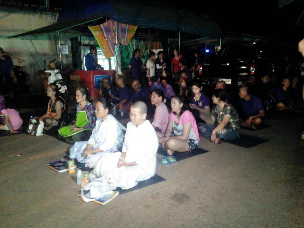 ปักหลักนั่งสมาธิขวางเจ้าหน้าที่อย่างแน่วแน่