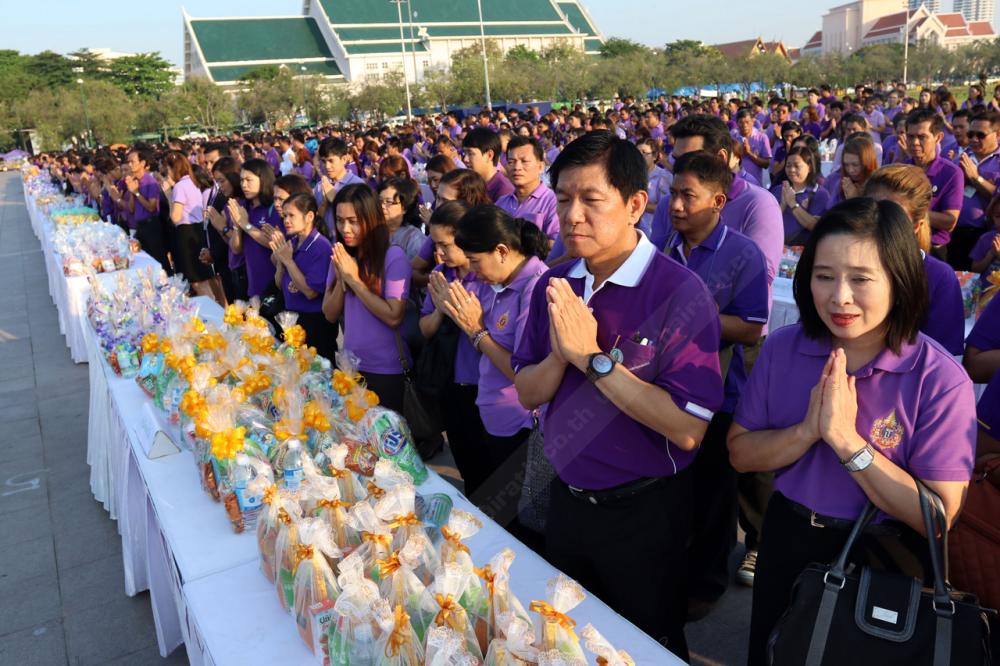 ข้าราชการ ประชาชน สวมเสื้อสีม่วง เข้าร่วมในพิธี