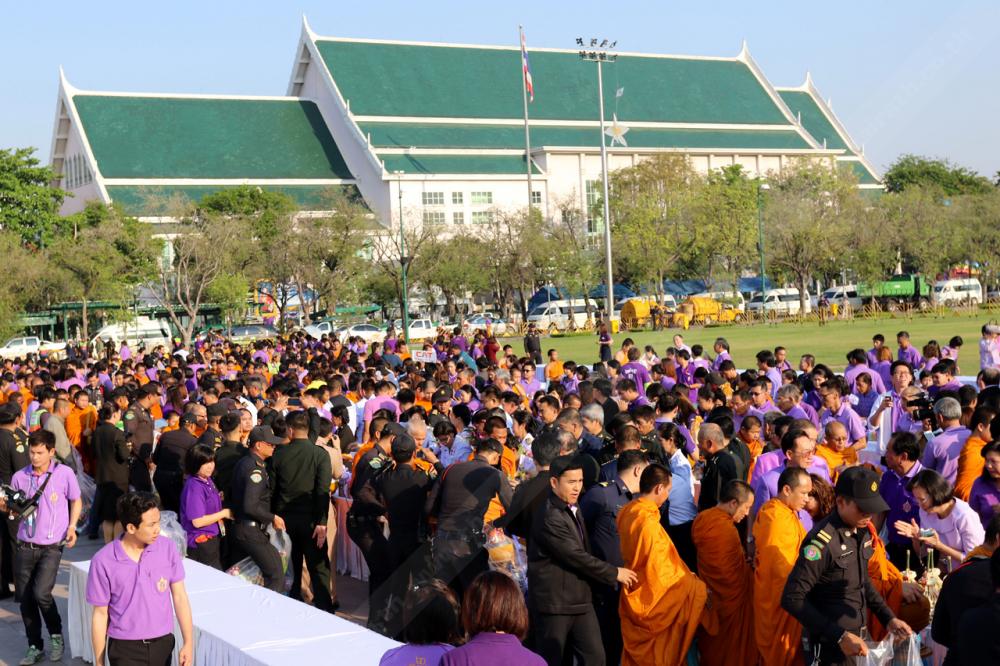 ทำบุญตักบาตรร่วมกัน
