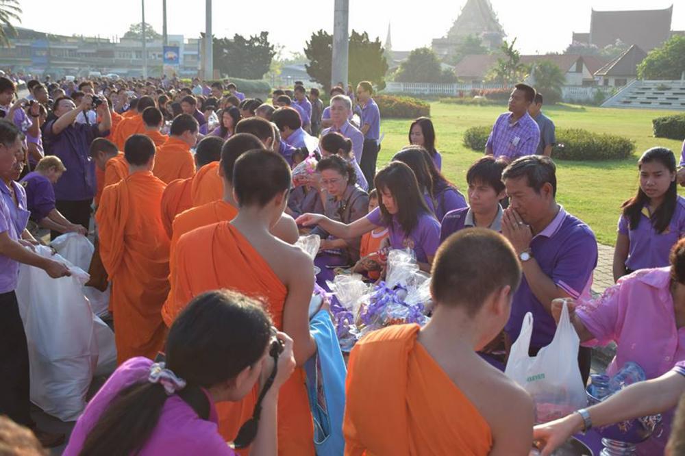 ผู้ว่าฯ นครสวรรค์ นำตักบาตร เฉลิมระเกียรติ 'พระเทพฯ'