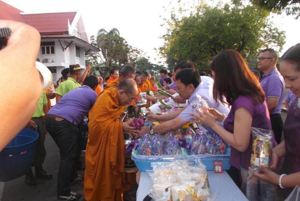 ประชาชนพร้อมใจสวมเสื้อสีม่วง