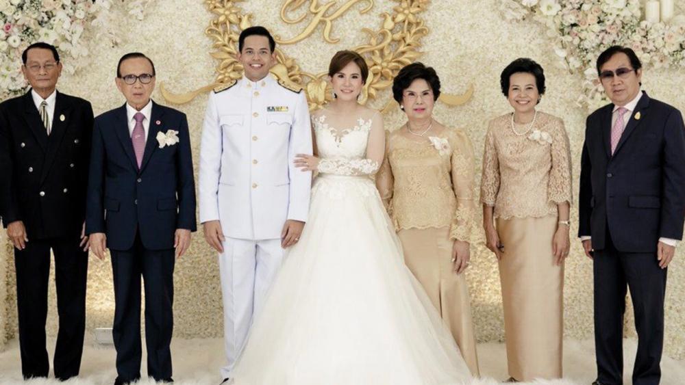 วิวาห์ชื่นมื่น สวัสดิ์ โชติพานิช อดีตประธานศาลฎีกา เป็นประธานในงานวิวาห์ระหว่าง วรรษมน บุตรี กวีรัตน์ ตันติมาสกุล กับ ดร.กนก บุตร ชีพ-เสาวลักษณ์ จุลมนต์ โดยมี อุดม ศรีเฟื่องฟุ้ง และ สุทธิเกียรติ จิราธิวัฒน์ มาร่วมอวยพรด้วยความปลื้มปีติ ที่สโมสรตำรวจ วันก่อน.