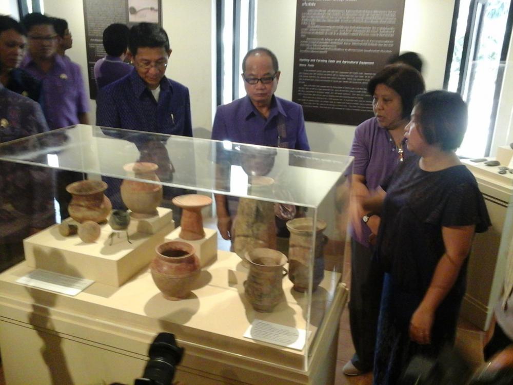 กำลังนำ รองผู้ว่าฯอุดรธานี ชมนิทรรศการพิเศษ
