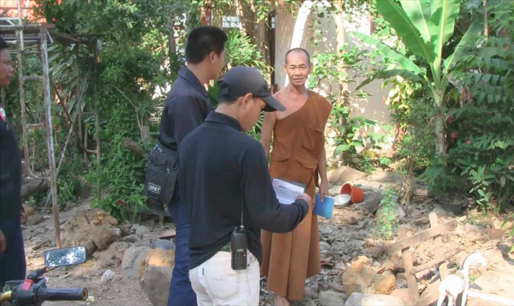 เจ้าหน้าที่นำตัวไปทำการสึก