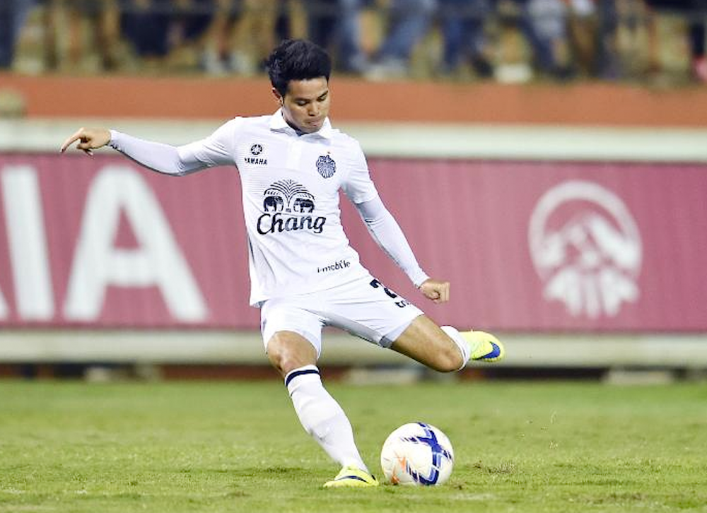 ธีราทร บุญมาทัน ปั่นฟรีคิกเป็นประตูชัยให้บุรีรัมย์ ยูไนเต็ด ชนะ 1-0