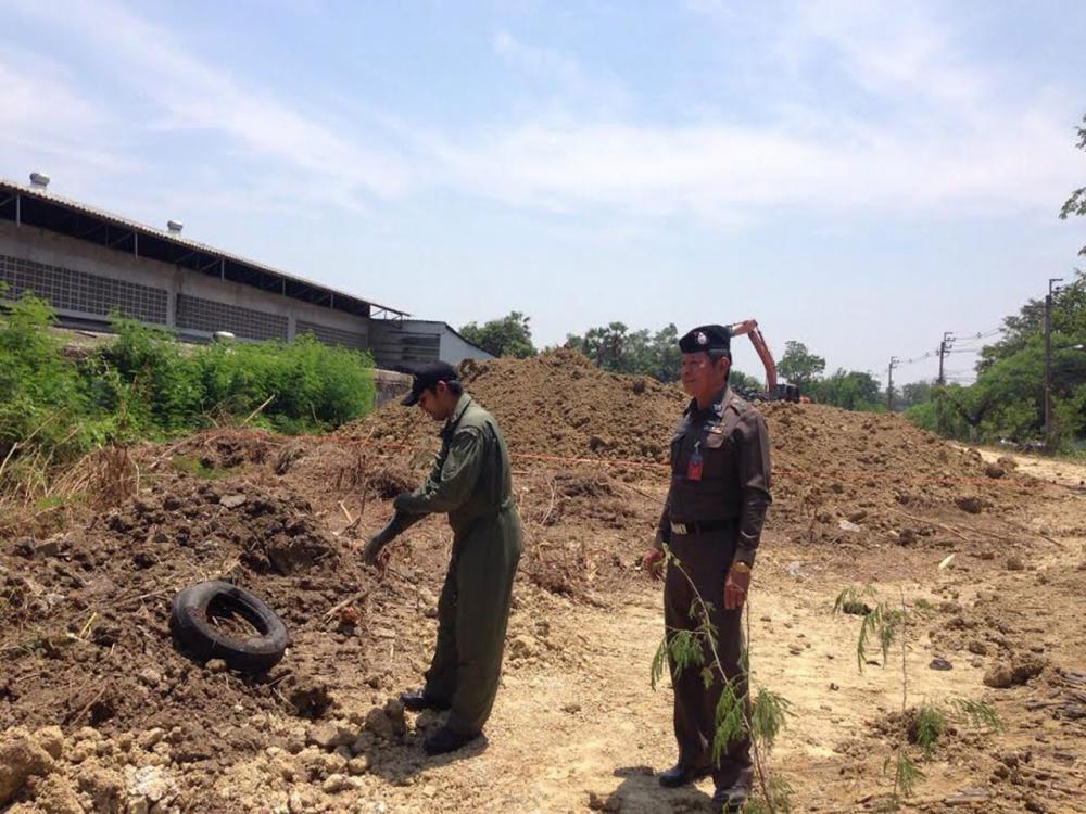 จุดที่พบระเบิดแบบขว้าง M-26 อยู่ในลานดิน