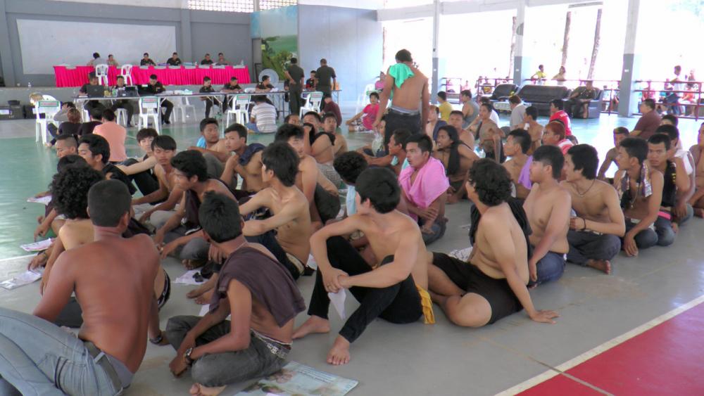 ชายไทยอายุครบตามเกณฑ์มารอตรวดคัดเลือก
