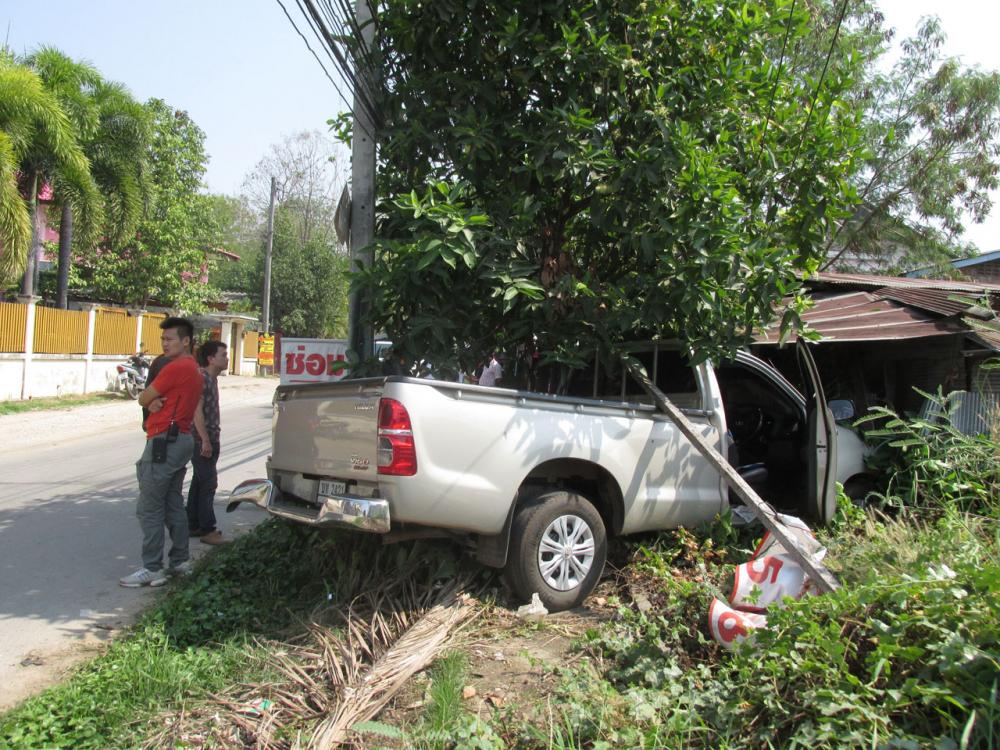 สภาพรถกระบะที่พุ่งเข้าข้างทาง