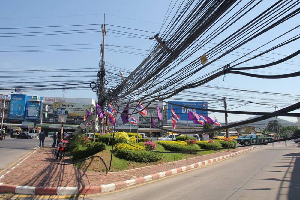 เนื่องจากเสาไฟฟ้าหักทำให้เกิดไฟฟ้าดับเป็นบริเวณกว้าง
