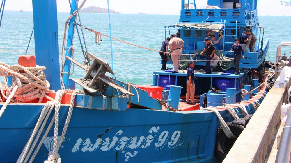 ทร.จับเรือสวมทะเบียนปลอมกลางอ่าวไทย จ.ชลบุรี ลักลอบนำเข้าน้ำมันจากมาเลเซีย
